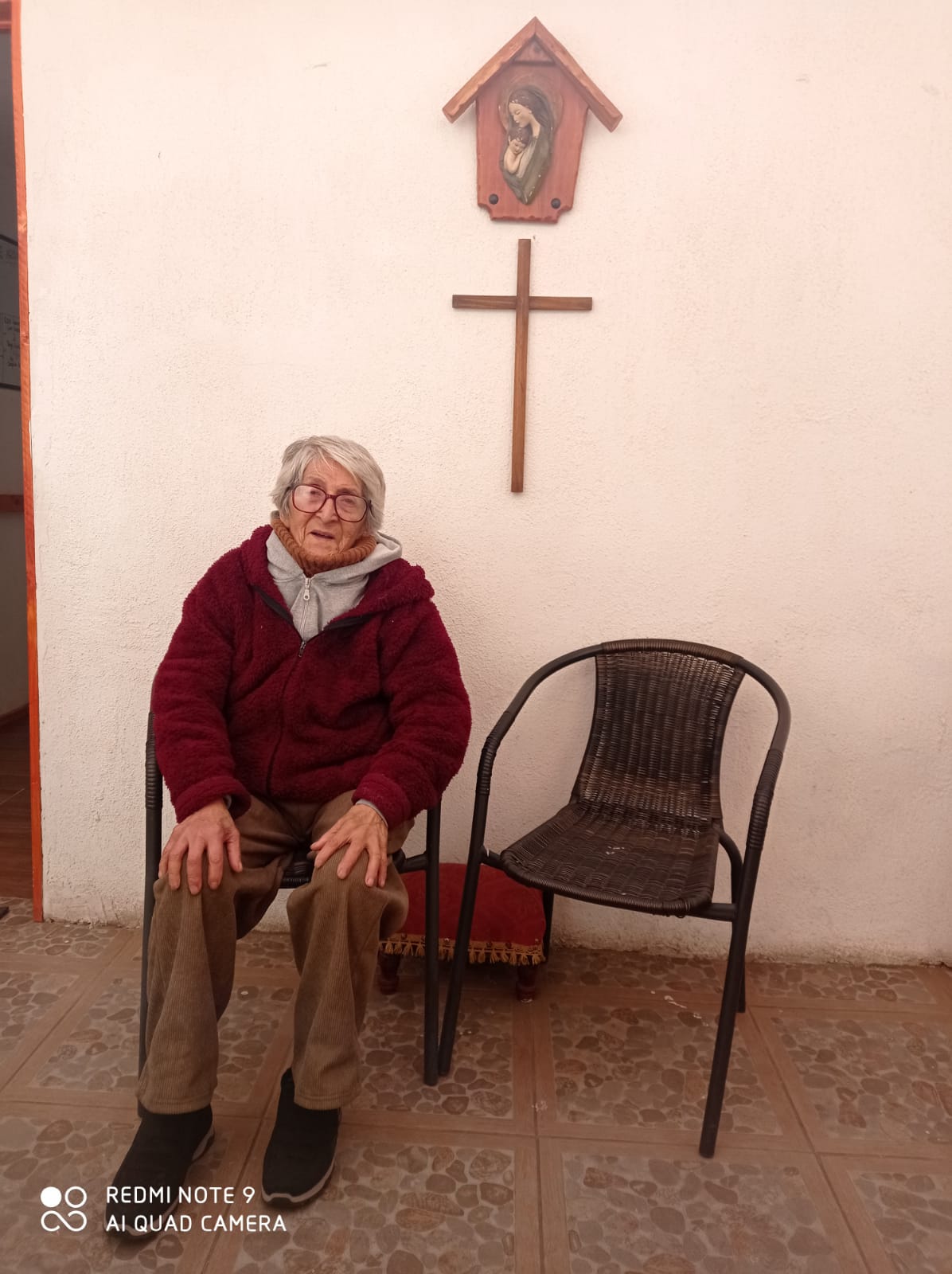Adulto mayor descansando en el patio