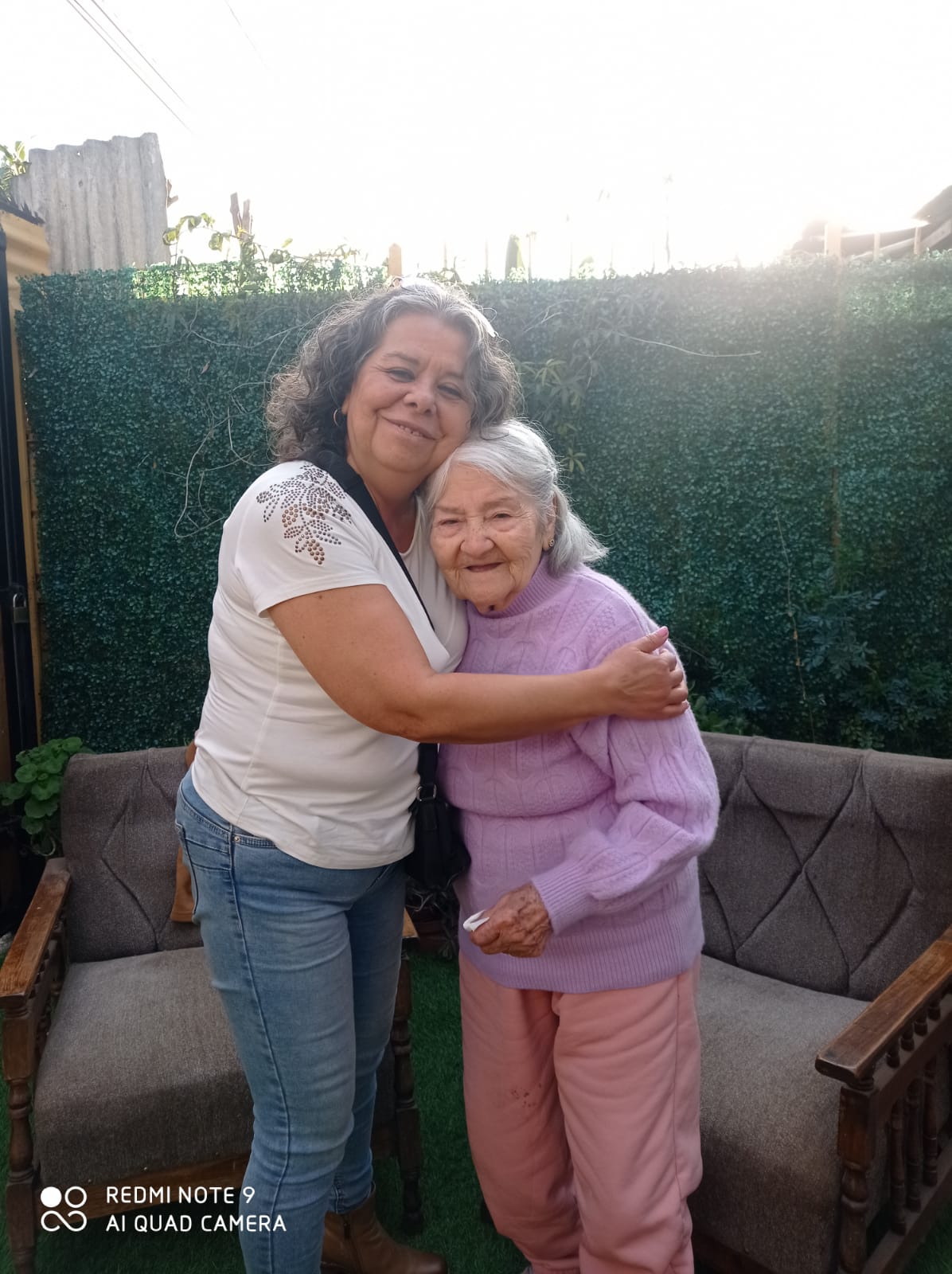Acompañamiento cercano a una adulta mayor