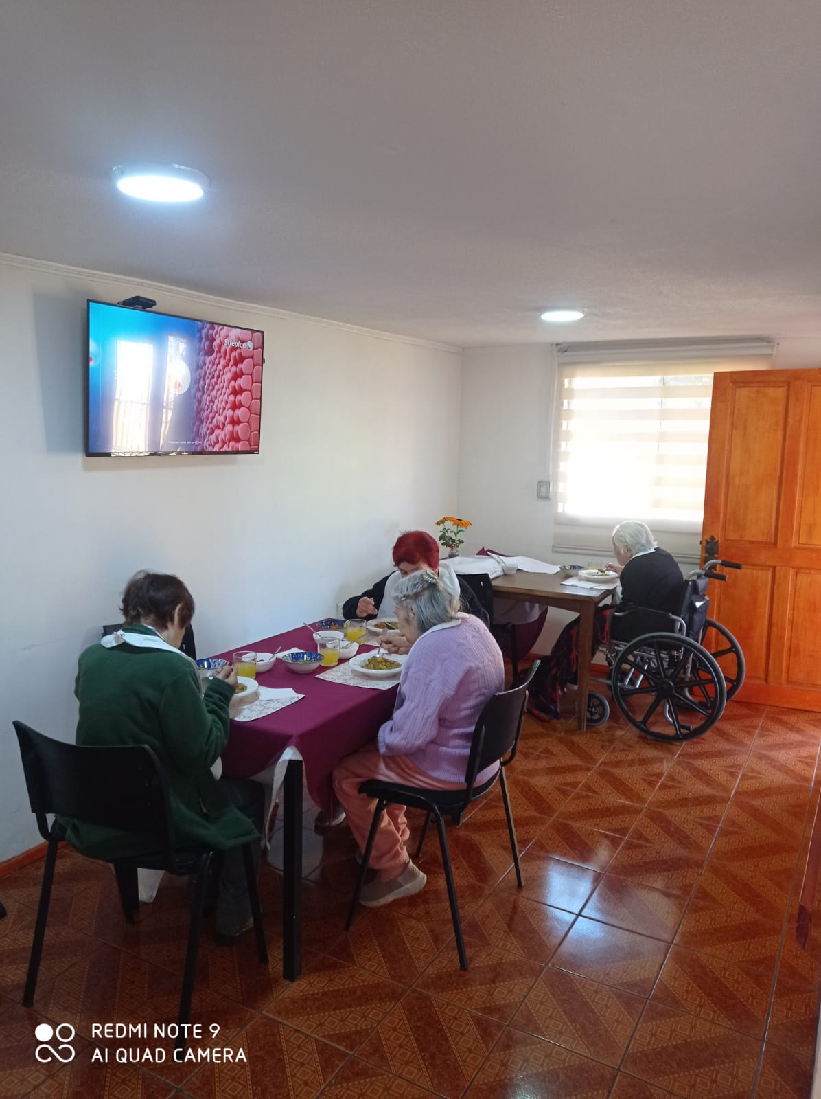 Adultos mayores compartiendo el almuerzo