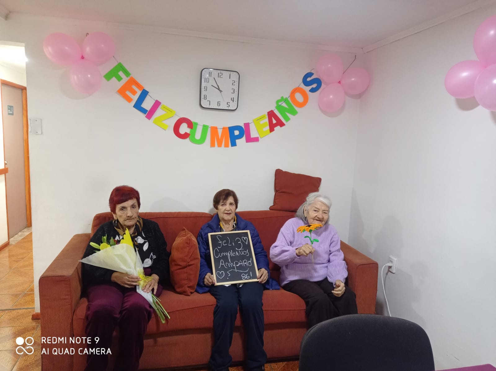 Adultos mayores compartiendo una celebración de cumpleaños